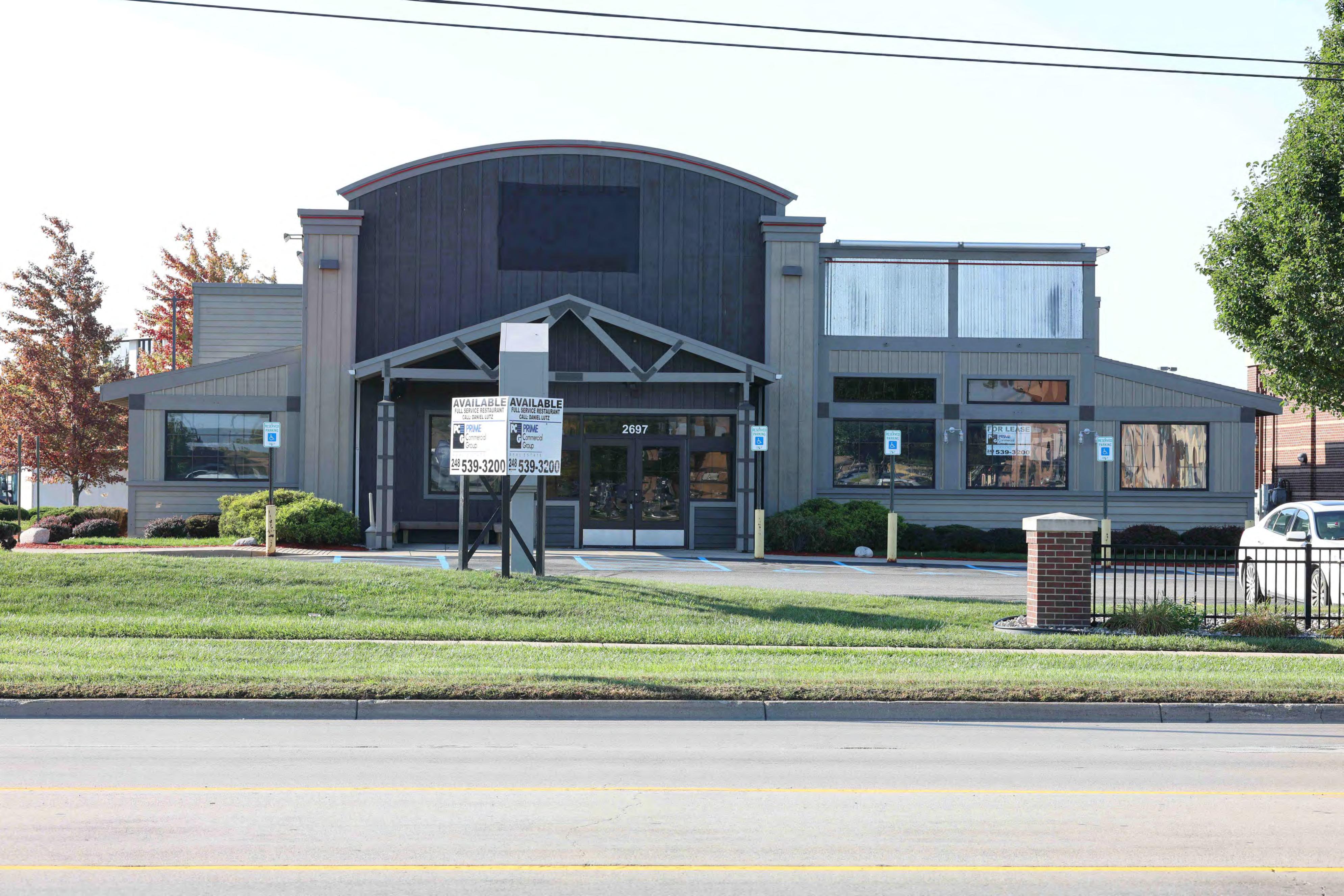 Available freestanding restaurant building at 2697 Tittabawassee Road in Saginaw, Michigan